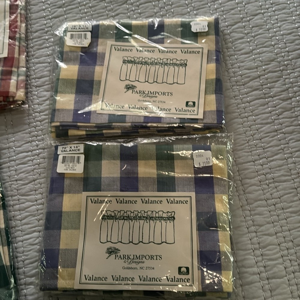 Park Imports Curtain Bundle 2 Valances & 2 Pairs of Tiers. - Picture 7 of 16
